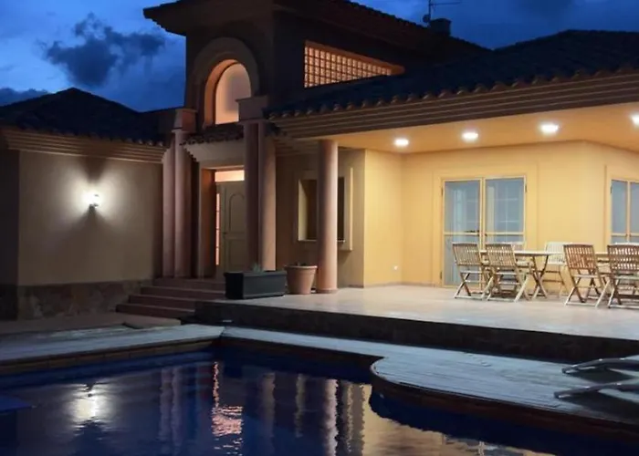 Elena Villa *